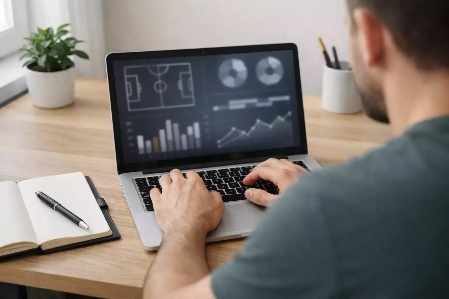 Person analysiert Fußballstatistiken am Laptop