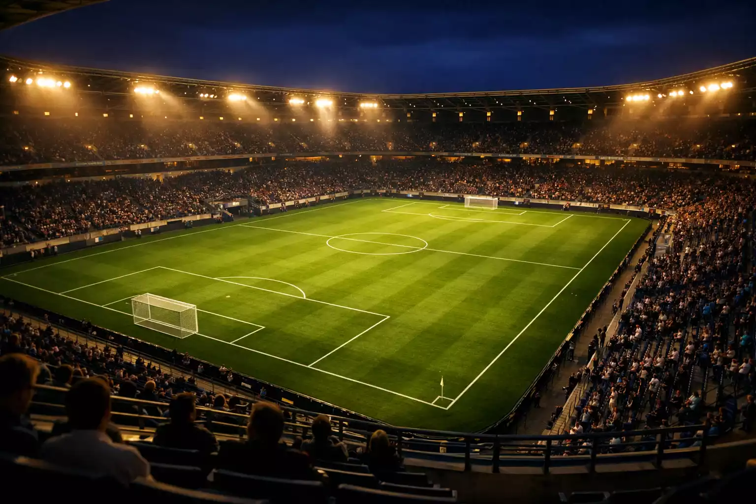 Fußballstadion bei Flutlicht mit Blick auf das Spielfeld
