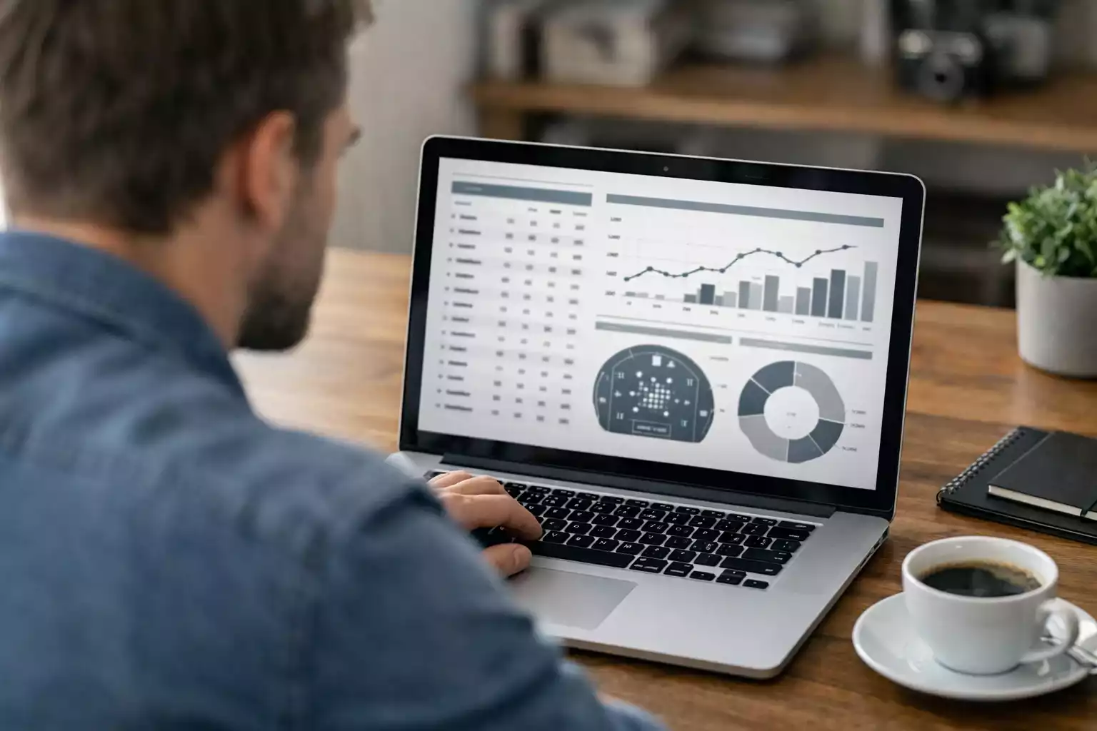 Analyst studiert Bundesliga-Statistiken und xG-Daten am Computer