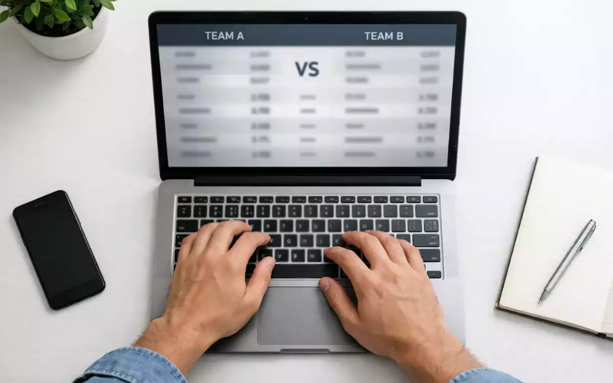 Sportanalyst vergleicht Quoten verschiedener Buchmacher auf dem Laptop